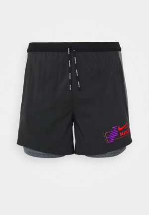 Schwarze Nike-Sportshorts mit integrierter grauer Kompressionsschicht, verstellbarem Kordelzugbund und rotem sowie lila Markenlogo am linken Bein.
