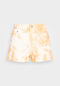 Calções de ganga com padrão tie-dye, apresentando um degradê de laranja claro e branco, com acessórios prateados e dois bolsos frontais.