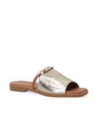 Åben-tå slide sandal med en metallisk guld overdel, brune accenter og en dekorativ rhinsten detalje i midten. Teksturfinish, flad sål.