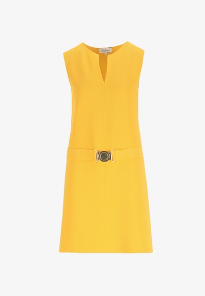 Rochie galbenă fără mâneci, cu decolteu în V și o curea asortată cu o cataramă rotundă în talie.