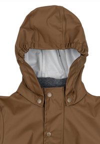 Bruine waterdichte jas met capuchon, voorzien van een elastische zoom, grijze voering en drukknoopsluitingen. Gladde textuur met een matte afwerking.