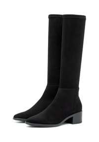 Czarne, zamszowe botki do kolan z blokowym obcasem i spiczastymi noskami, ustawione obok siebie na białym tle.