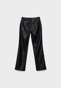 Černé kalhoty z imitace kůže se střihnutím rovného nohavice, s dvěma zadními kapsami a viditelnými švy, zobrazované ze zadní strany.