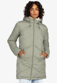 Manteau rembourré vert olive avec un col haut, une capuche réglable par cordon, des poches zippées et un motif matelassé en diagonal.