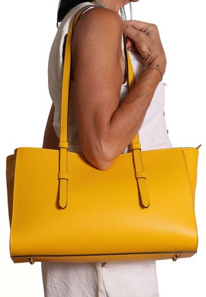 Borsa tote in pelle gialla con due tracolle regolabili, forma rettangolare, superficie testurizzata e colore uniforme; nessun motivo visibile o accessori metallici.