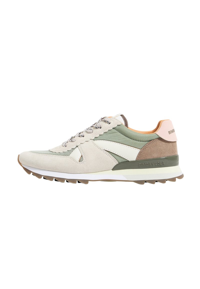 Lichte sneakers met een combinatie van beige suède en groene leren accenten. Voorzien van een witte tussenzool en een gestructureerde bruine rubberen buitenzool.