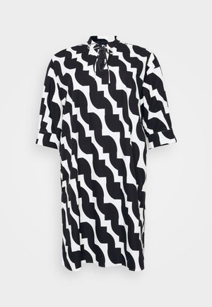 Svart-hvitt kjole med bølgete mønster, høy hals med knytedetalj og korte ermer. Laget av lett stoff.