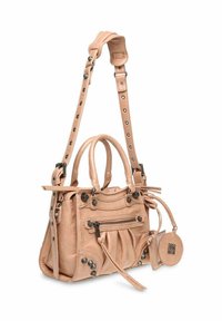 Beige kožená kabelka s dvojitými horními rukojeťmi, nastavitelným ramenním pásem, přední kapsou na zip a nýtkovými akcenty. Texturovaný materiál a nařasený design.