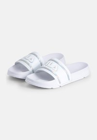Sandales à glissière blanches avec une semelle texturée, dotées d'une large sangle ornée d'un logo 3D et de bandes d'accent irisés.
