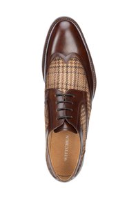 Chaussure habillée en cuir marron avec un dessus en tissu à carreaux marron texturé, un design à lacets, et des accents en cuir lisse autour du bout et du talon.