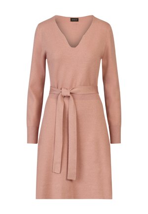 Robe tricotée rose avec un décolleté en V, des manches longues et une ceinture nouée assortie à la taille. Texture lisse avec un buste ajusté et une jupe évasée.