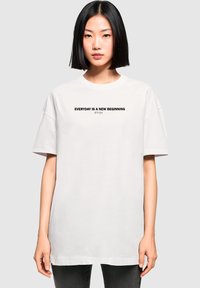 HOPE BOYFRIEND  - T-shirt con stampa - white