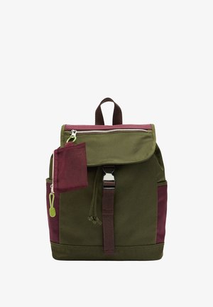 Zielono-bordowy plecak materiałowy z klapą zakładaną na górę, kieszenią na zamek i regulowanymi paskami. Posiada przednią siateczkową kieszeń na zamek.
