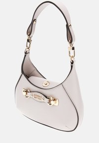 Hellgraue Handtasche mit strukturiertem Design, goldenen Hardware-Elementen und einem Logo-Plättchen. Verfügt über einen abnehmbaren Schulterriemen mit einem Verschluss.