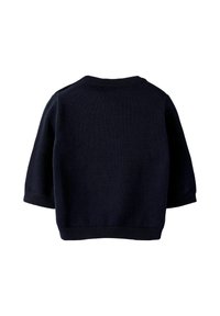 Granatowy sweter robiony na drutach z krótkimi rękawami, okrągłym dekoltem i prążkowanymi detalami przy mankietach i u dołu, prezentujący gładką, równomierną fakturę.