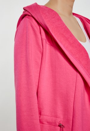 Felpa rosa realizzata in tessuto morbido, con cappuccio profondo, maniche lunghe e una tasca frontale con dettaglio di cordoncino all'orlo.