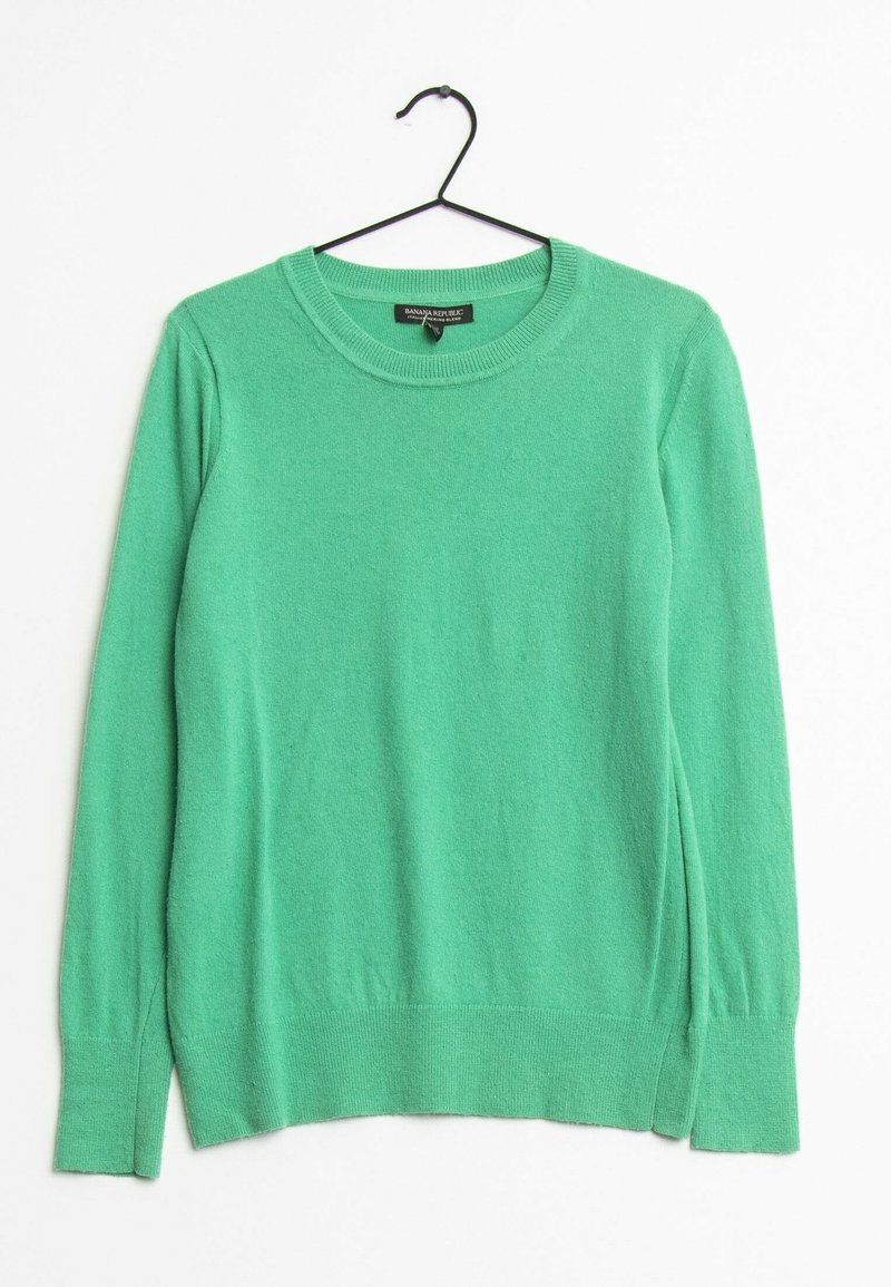Maglione verde a maniche lunghe con scollo rotondo appeso a una gruccia nera su uno sfondo bianco, etichetta che riporta Banana Republic.
