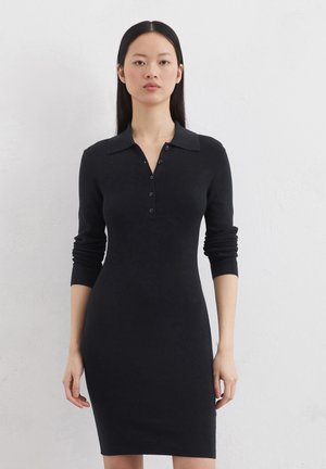 Zwarte gebreide jurk met een kraag, knopensluiting aan de voorkant, lange mouwen en een getailleerd silhouet, gemaakt van glad materiaal.