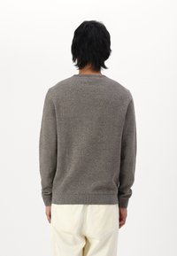 Selected Homme SLHROSS STRUCTURE CREW NECK - Džemperis - asphalt
