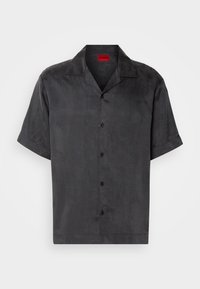 Camisa de manga corta y cuello en gris oscuro, hecha de un material suave. Cinco botones negros en la parte delantera. Etiqueta HUGO en rojo dentro del cuello.
