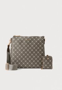 Γκρι τσαντάκι crossbody από συνθετικό δέρμα με λευκό σχέδιο, χρυσά μεταλλικά στοιχεία και ρυθμιζόμενο λουρί. Συμπεριλαμβάνει ένα ταιριαστό μικρό πορτοφόλι με φερμουάρ.