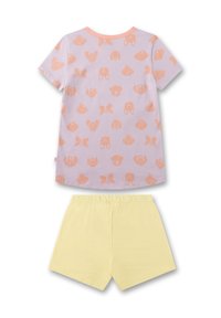 Kurzärmeliger Pyjama-Set bestehend aus einem lilafarbenen Oberteil mit orangen Tiermotiven und gelben Shorts mit elastischem Bund. Aus weichem Baumwollmaterial.