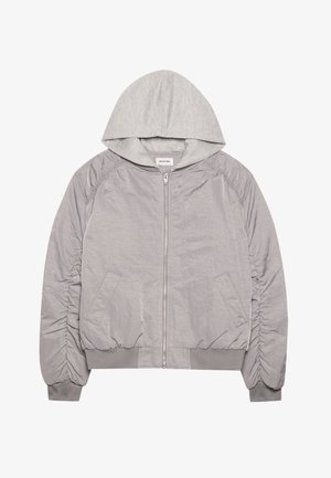 Casaco bomber cinza com capuz, apresentando fecho de correr, punhos e bainha elásticos, e detalhes franzidos nas mangas.