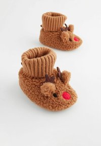 Bruna fluffiga toffsockor med ribbad stickad mudd, prydda med renmotiv, inklusive ögon, horn och en röd näsa som accent.