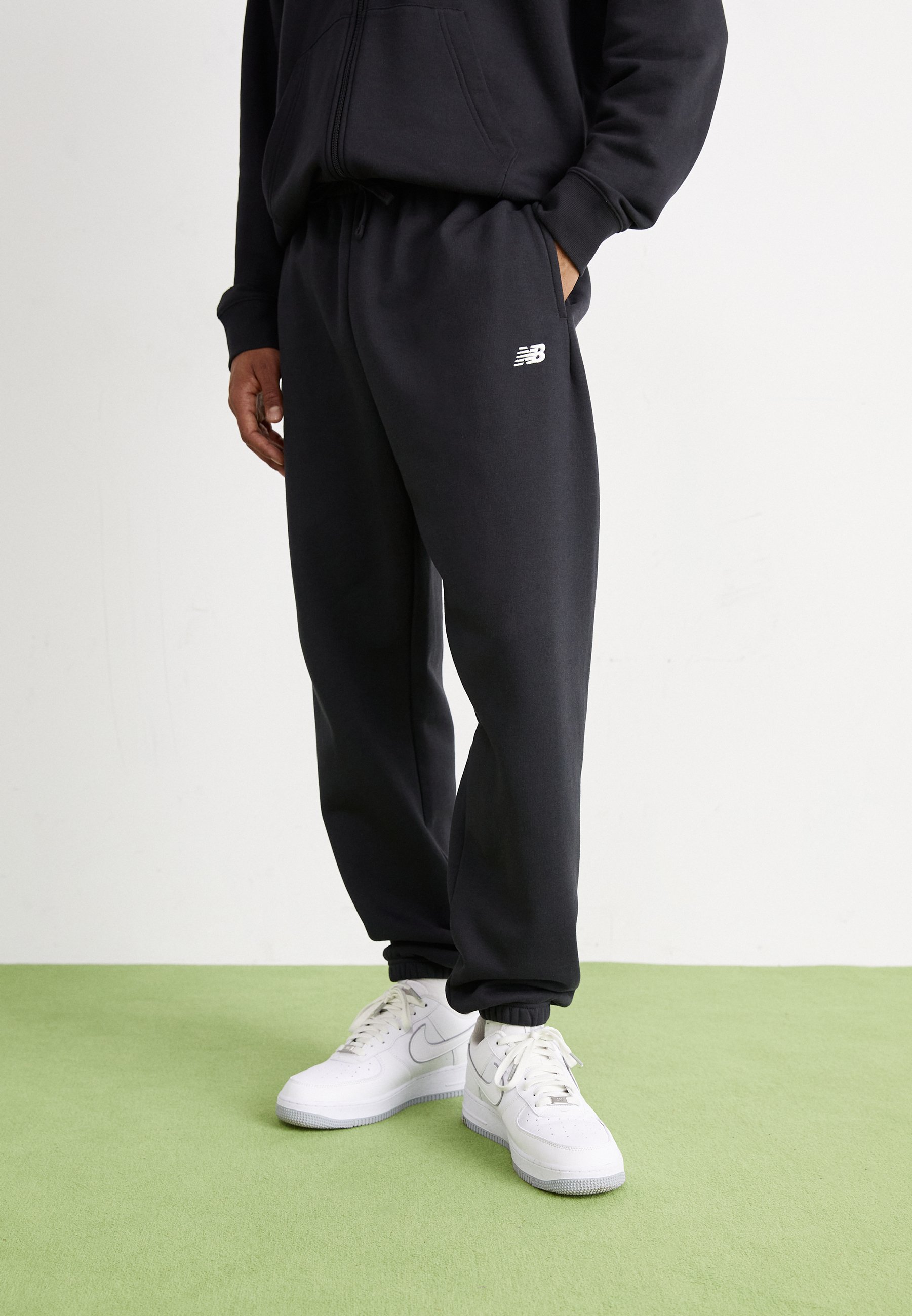 Nike Sportswear NEO VARSITY STANDARD FIT - Pantaloni sportivi - black/nero