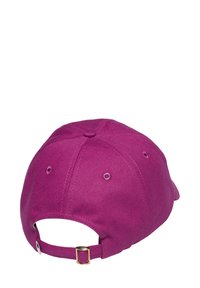 Gestructureerde baseballpet van magenta stof, met een gebogen rand, verstelbare strap en metalen hardware. Voorzien van ventilatieoogjes.