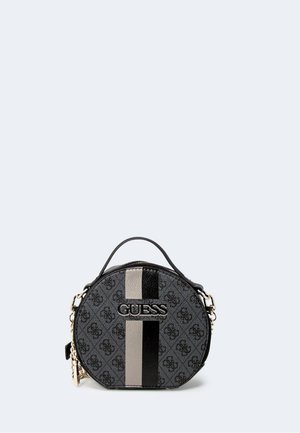 Borsa a mano rotonda nera con superficie texture, caratterizzata da una striscia centrale grigia, logo impresso e tracolla a catena removibile.