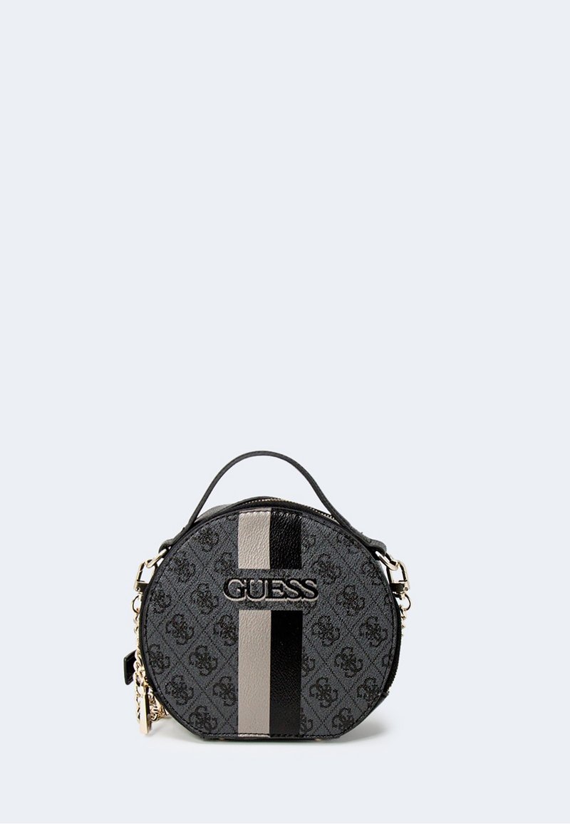 Borsa a mano rotonda nera con superficie texture, caratterizzata da una striscia centrale grigia, logo impresso e tracolla a catena removibile.