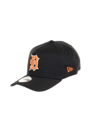 Schwarze Baseballmütze aus Baumwolle, mit einem orangefarbenen gestickten "D"-Logo auf der Vorderseite und einem kleineren orangefarbenen Design an der Seite.