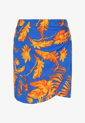 Kék szoknya narancssárga virág- és levélmintákkal, fodros kialakítással és átkötős stílussal. Sima textúrájú, térd hosszúságú.