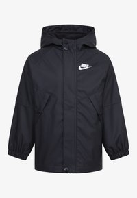 Čierna vodoodolná bunda s kapucňou, patentkami, elastickými manžetami a bielym logom Nike na hrudi. Hladký, lesklý povrch.