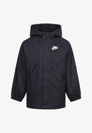 Schwarze wasserdichte Jacke mit Kapuze, Druckknöpfen, elastischen Bündchen und einem weißen Nike-Logo auf der Brust. Glatte, glänzende Textur.