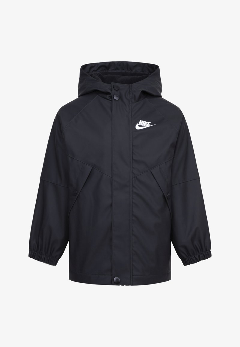 Čierna vodoodolná bunda s kapucňou, patentkami, elastickými manžetami a bielym logom Nike na hrudi. Hladký, lesklý povrch.