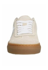 Beige suède sneakers met witte veters, een gumrubberen zool en subtiele textuurdetails. Beschikt over een logo op de tong en het zijpaneel.
