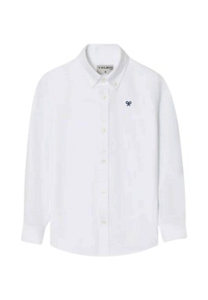 Camisa blanca de manga larga con botones, cuello y pequeño logotipo bordado en azul marino en el pecho izquierdo.