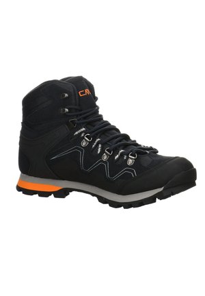 Scarponcino da trekking nero con tessuto testurizzato, suola grigia e accentuazione arancione. Presenta tappi multi direzionali, ganci per lacci in metallo e cuciture a contrasto.