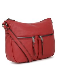 Borsa a tracolla rossa in pelle con hardware in tonalità argento, due tasche anteriori con zip e tracolla removibile. Texture liscia, forma curva.