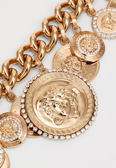 Colier din lanț cu ton auriu, prezentând medalii circulare cu modele intricate și accente de strass, evidențiind un stil îndrăzneț și luxos.