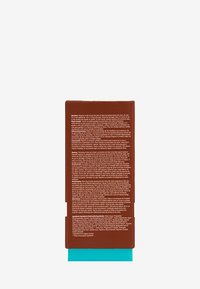 Braunes rechteckiges Verpackungsmaterial mit türkisfarbenem Boden, das auf der Rückseite detaillierten Text in mehreren Sprachen enthält, eine glatte Textur aufweist und keine sichtbaren Grafiken zeigt.