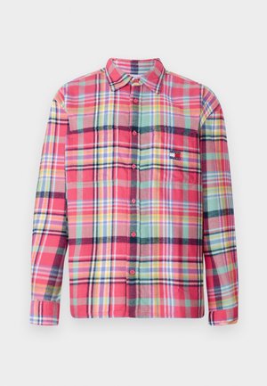Camisa de botones de manga larga de cuadros rojos y multicolores, con cuello, bolsillo en el pecho y textura suave con patrones de cuadros variados.