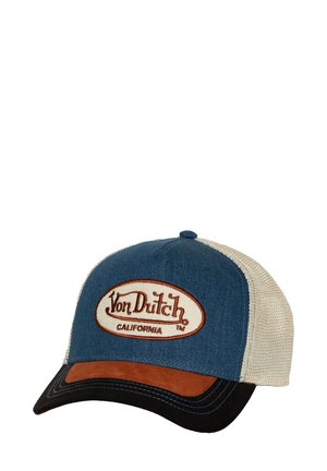 Gorra de mezclilla azul con parte trasera de malla beige, que presenta una visera de cuero marrón y un parche bordado con el logo "Von Dutch, California."
