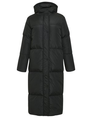 Dlouhý černý zimní kabát s polstrováním a kapucí, zapínáním na druky vpředu a horizontálním prošíváním, sahající od ramen po polovinu lýtek.