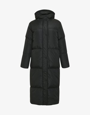Dlouhý černý zimní kabát s polstrováním a kapucí, zapínáním na druky vpředu a horizontálním prošíváním, sahající od ramen po polovinu lýtek.