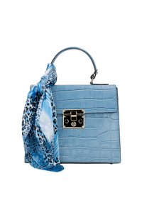 Sac à main en cuir de crocodile bleu avec une anse supérieure et un verrou en argent, orné d'une écharpe en soie nouée bleu et noir à motifs.