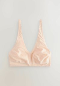 Bralette suave de un rosa pálido con tirantes anchos y diseño de escote en V pronunciado. Suave textura y acabado sin costuras ofrecen un estilo minimalista.