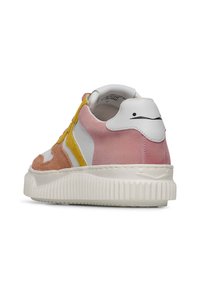 Sneaker multicolore con una base in pelle bianca, dettagli in suede rosa e arancione, particolari gialli e una suola piatta bianca strutturata.
